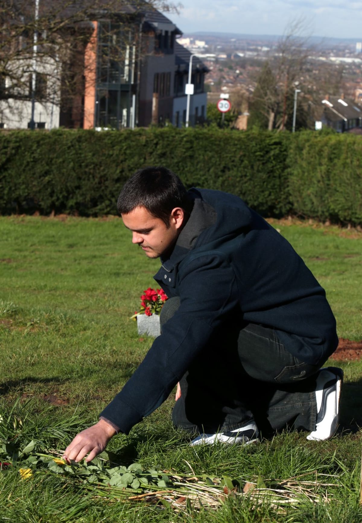 Aiden Aslin v roce 2016 položil květiny na hrob Kosty Scurfielda, britského mariňáka, který zemřel, když po boku Kurdů bojoval proti Islámskému státu