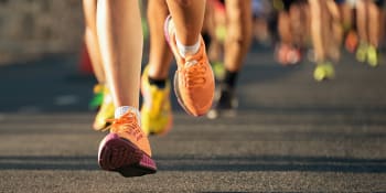 100 maratonů za 100 dní. Britská vytrvalkyně překonala rekord, aby pomohla uprchlíkům