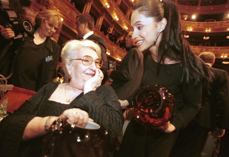 Herečka Stella Zázvorková získala cenu Thálie za celoživotní dílo v činohře. Vedle ní stojí zpěvačka Lucie Bílá, která dostala cenu v kategorii Opereta, muzikál.