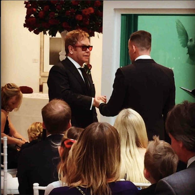 Elton John a David Furnish na své svatbě (2014).