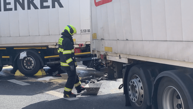 Nehoda dvou kamionů zablokovala provoz dálnice D1.