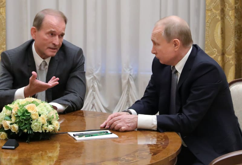 Na snímku z 18. července 2019 blízký spolupracovník ruského prezidenta Vladimira Putina, ukrajinský magnát Viktor Medvedčuk (vlevo) hovoří s ruským prezidentem Vladimirem Putinem během jejich setkání v Petrohradě. 