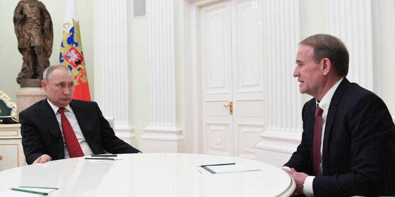Ruský prezident Vladimir Putin (vlevo) a předseda politické rady ukrajinské strany Opoziční platforma - Pro život Viktor Medvedčuk během setkání v Kremlu v Moskvě v úterý 10. března 2020. 