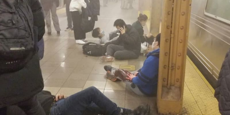 Svědek natočil únik lidí poté, co pachatel začal ve vagónu newyorkského metra střílet.