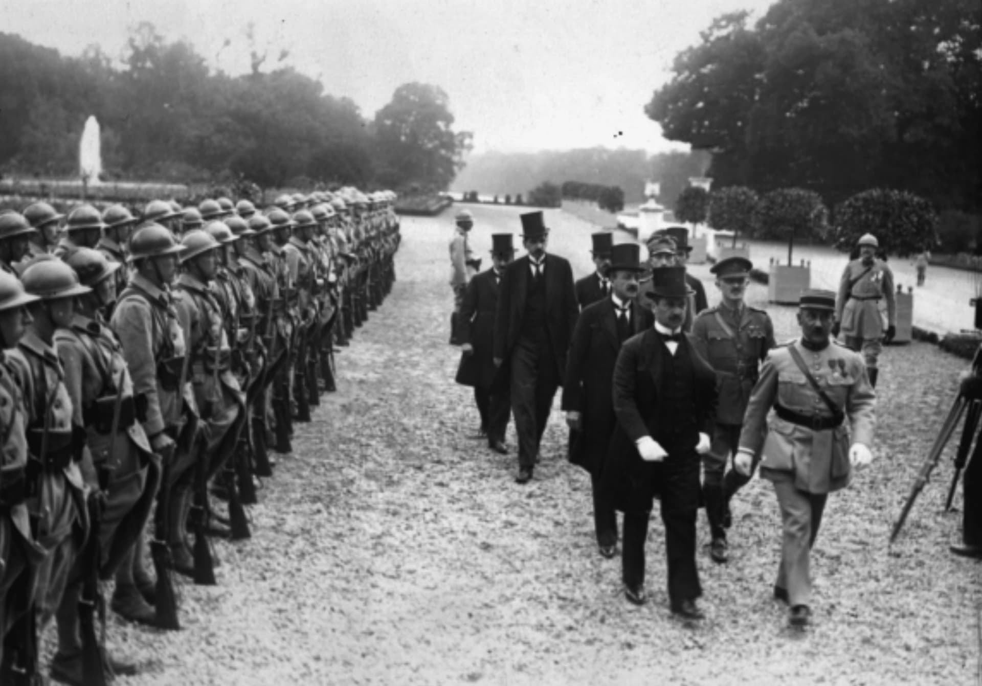 Trianonskou dohodu z roku 1920 Maďaři chápou dodnes jako obrovskou křivdu. Za Československo podepsal Trianonskou smlouvu ministr zahraničí Edvard Beneš a velvyslanec v Londýně Štefan Osuský.