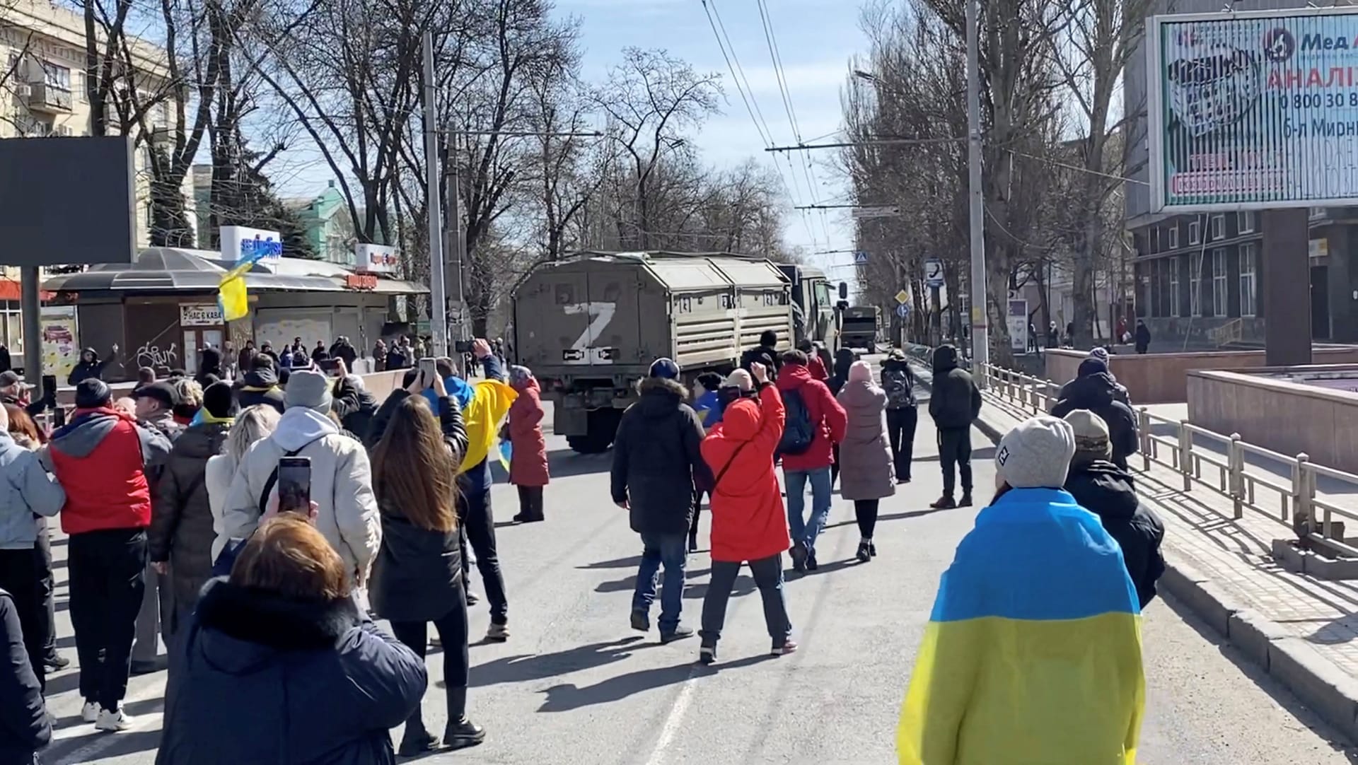 Občané Chersonu demonstrovali proti ruským okupantům.