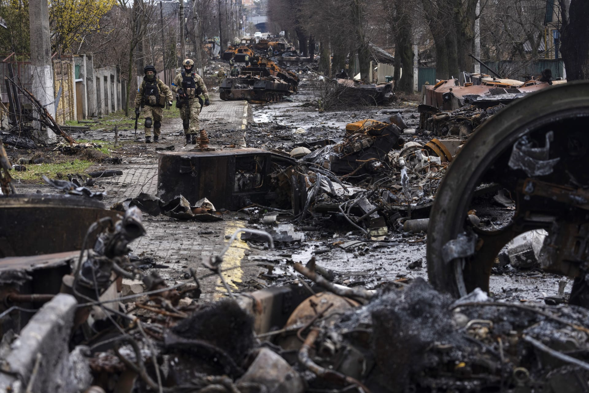 Záběry zničené ruské těžké techniky v Buči, 3. dubna