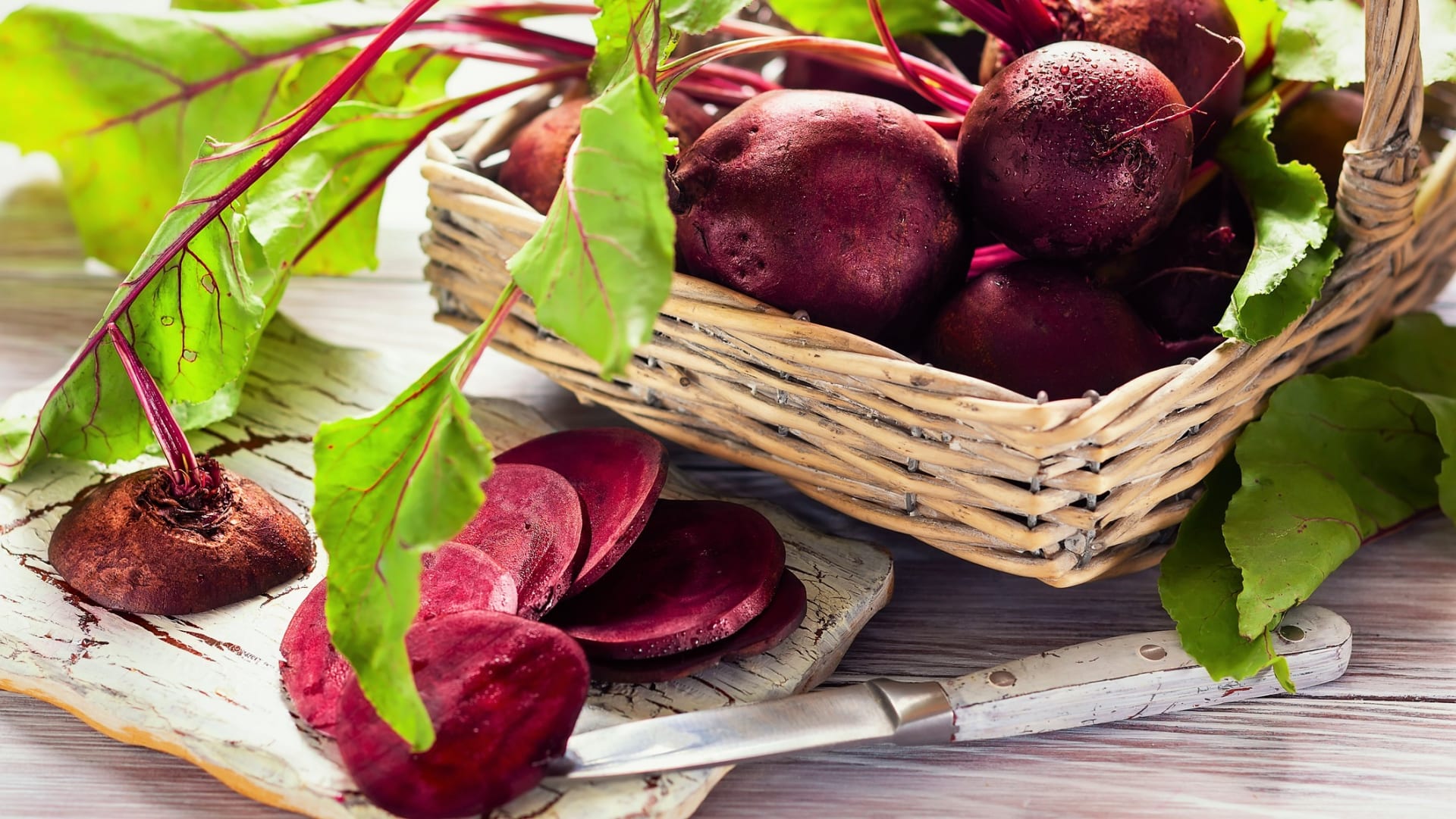Dužnaté bulvičky s charakteristickým červenofialovým zabarvením patří k nejzdravějším zeleninám. Červenou salátovou řepu (Beta vulgaris) můžeme u nás pěstovat prakticky všude, není příliš náročná.
