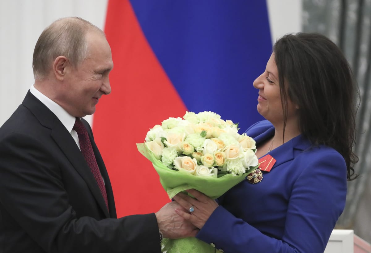 Vladimir Putin předává květiny Margaritě Simonjanové. (2013)