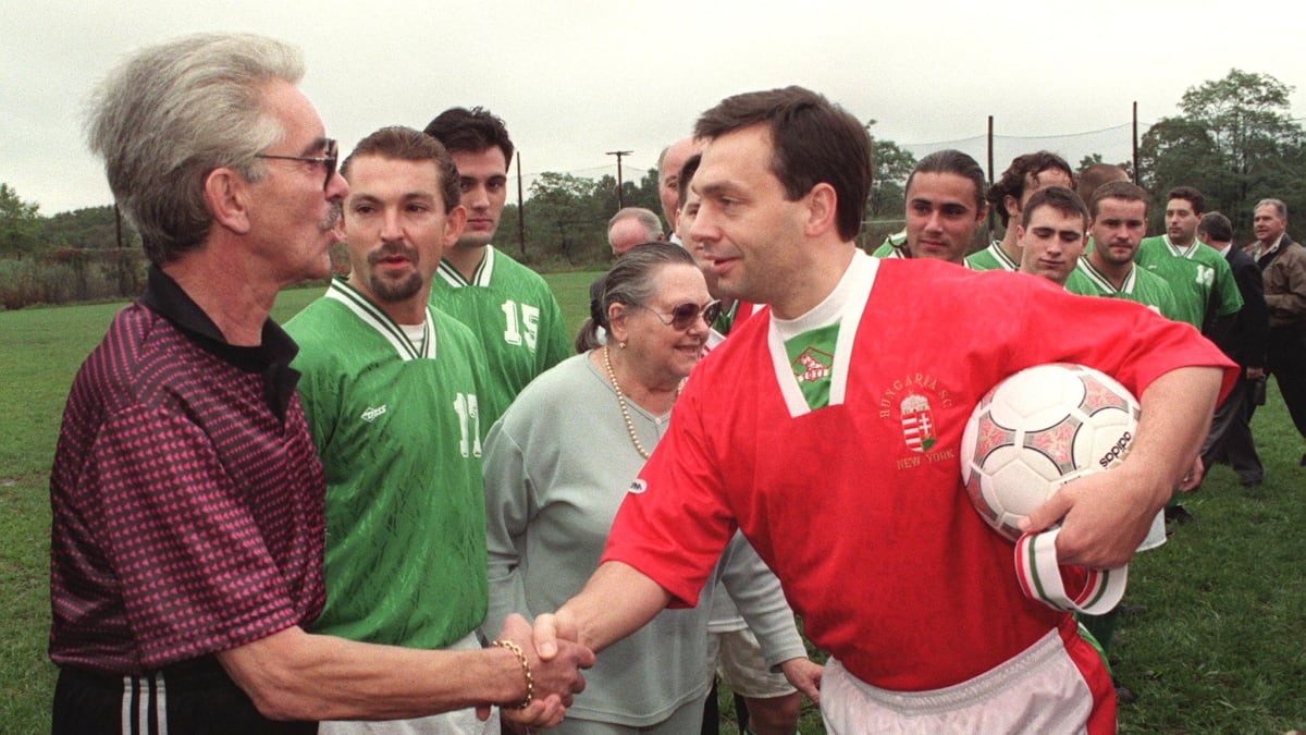 Méně známá tvář Viktora Orbána (v červeném): Současný maďarský premiér býval i vášnivý fotbalista.
