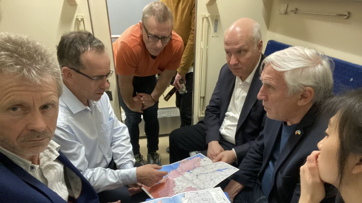 Šéf Senátu Vystrčil jede na Ukrajinu. Na cestě vlakem ho doprovází senátoři Růžička a Fischer a polští senátoři.