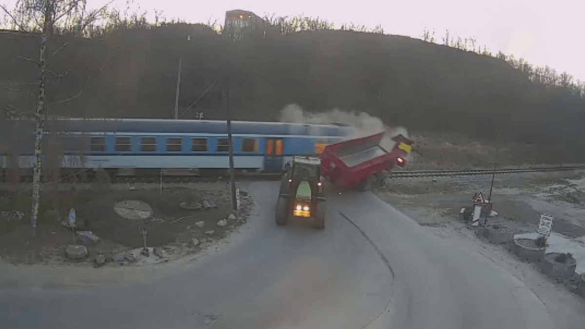 Traktorista na Znojemsku vjel přímo pod rozjetý vlak. 