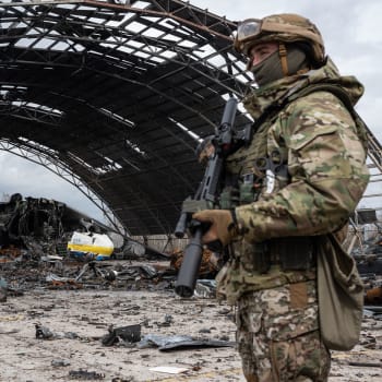 Ukrajinský voják stojí vedle zničeného ukrajinského nákladního letadla 8.4.2022.