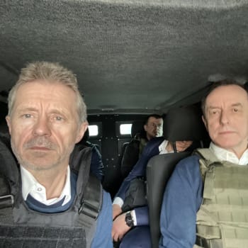 Předseda Senátu Miloš Vystrčil z ODS (vlevo) dorazil 14. dubna 2022 dopoledne do Kyjeva. Na snímku s předsedou polského Senátu Tomaszem Grodzkým .