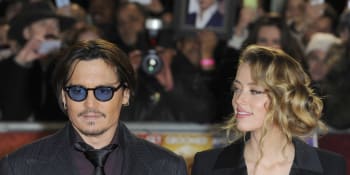 Depp všechna obvinění exmanželky popřel. Před Heardovou se prý schovával na toaletě 