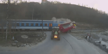 Rozjetý vlak na přejezdu u Znojma smetl traktor. Jako zázrakem se nikdo nezranil