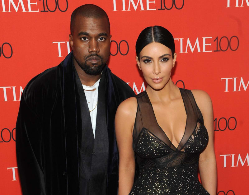 Kim Kardashian obvinila bývalého manžela Kanyeho Westa, že její první šediny způsobil on.