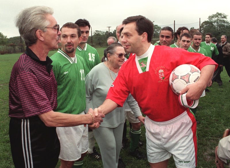 Méně známá tvář Viktora Orbána (v červeném): Současný maďarský premiér býval i vášnivý fotbalista.