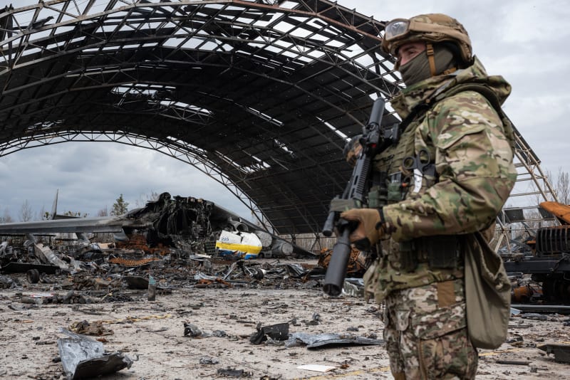 Ukrajinský voják stojí vedle zničeného ukrajinského nákladního letadla. (8. dubna)