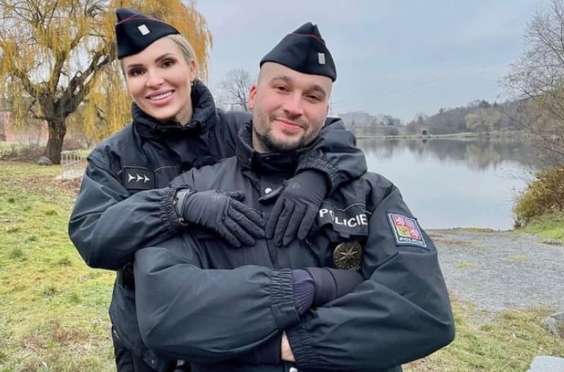 Jednou z policistek v akci je i Kamila Lůbalová, na fotografii s kolegou.