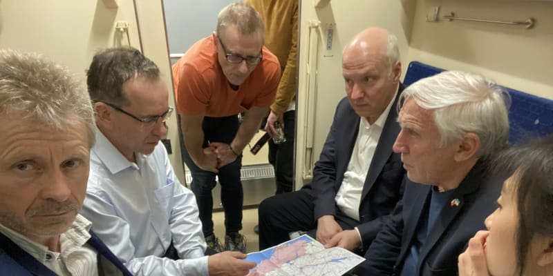 Šéf Senátu Vystrčil jede na Ukrajinu. Na cestě vlakem ho doprovází senátoři Růžička a Fischer a polští senátoři.
