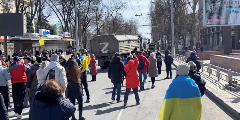 Občané Chersonu vyšli demonstrovat proti ruským okupantům (20. 3. 2022).