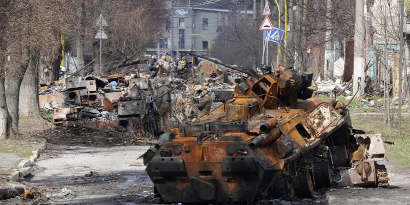 Záběry zničené ruské těžké techniky v Buči