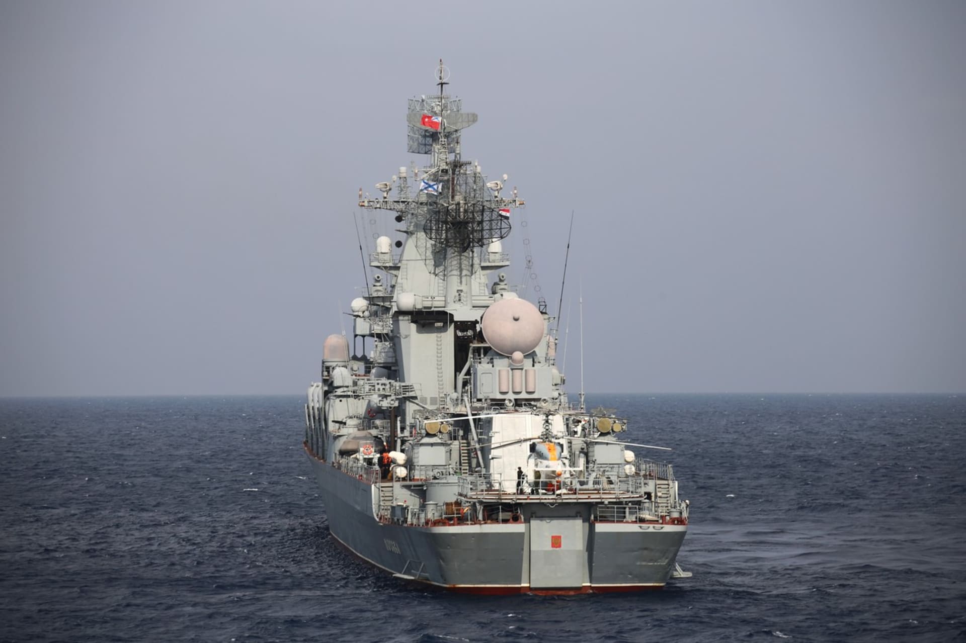 Válečná loď Moskva v roce 2015 nedaleko přístavu Tartus v Sýrii