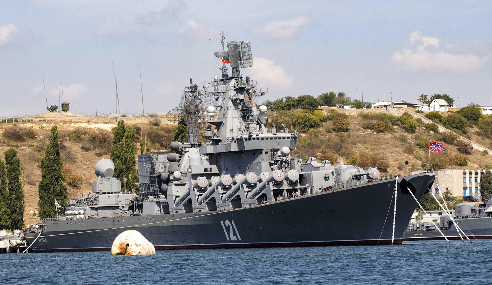 Loď Moskva ukotvená v přístavu ve městě Sevastopol na Krymu