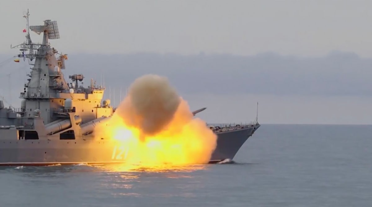 Křižník Moskva odpaluje raketu Vulcan (2021)