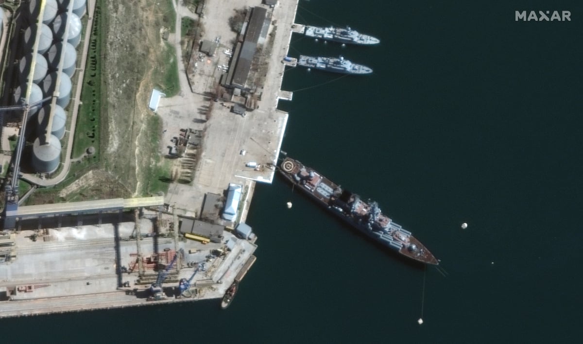 Satelitní snímek společnosti Maxar zachytl 7. dubna loď Moskva v sevastopolském řístavu