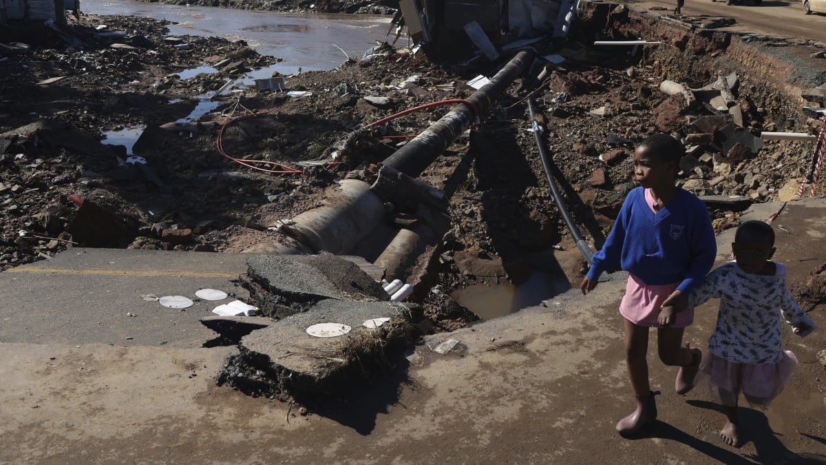 Po záplavách v Jihoafrické republice způsobených silným deštěm už zemřelo nejméně 395 lidí. 
