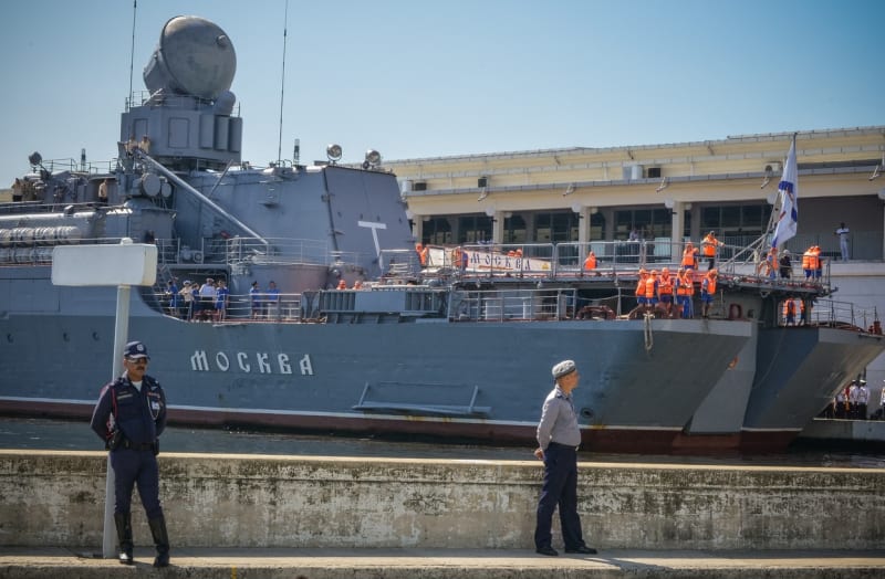 Válečná loď Moskva v přístavu v kubánské Havaně (rok 2013)