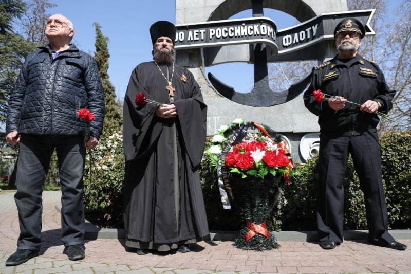 Kněz a veteráni ruského námořnictva na smutečním rozloučení s křižníkem Moskva ve městě Sevastopol 