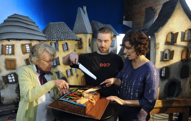 Režiséři Vlasta Pospíšilová (vlevo), David Súkup a Kristina Dufková krájejí dort v pražském studiu Anima, kde 22. září zazněla závěrečná klapka natáčení celovečerního loutkového filmu s názvem Fimfárum - Do třetice všeho dobrého.