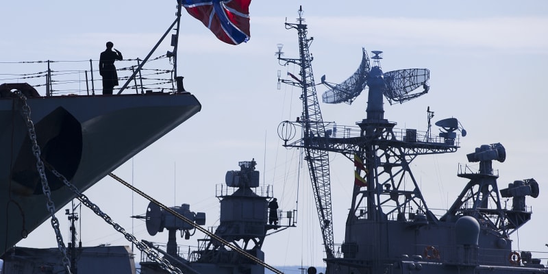 Posádka válečné lodi Moskva salutuje ruské hlídkové lodi (2014)