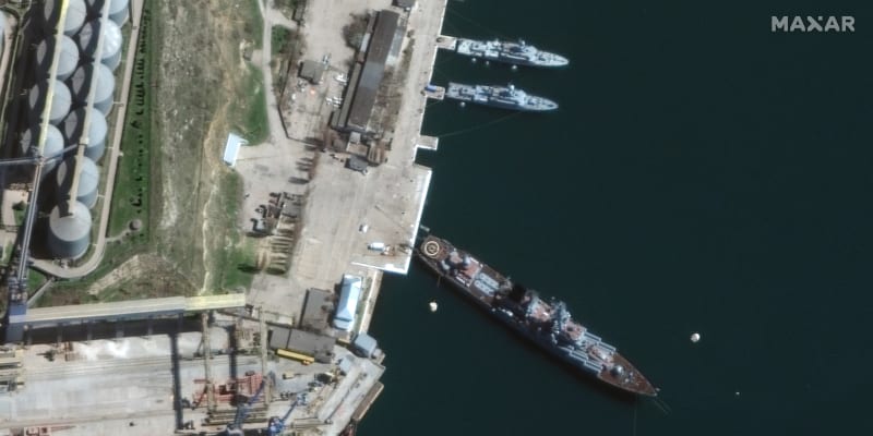 Satelitní snímek společnosti Maxar zachytl 7. dubna loď Moskva v sevastopolském přístavu. 