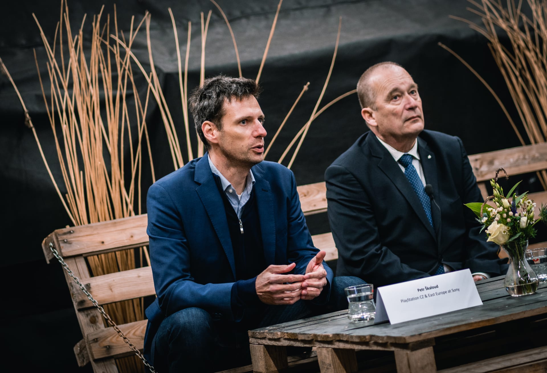 Marketingový manažer českého PlayStationu Petr Škaloud (nalevo) a primátor Hradce Králové Alexandr Hrabálek (nestraník za ODS)