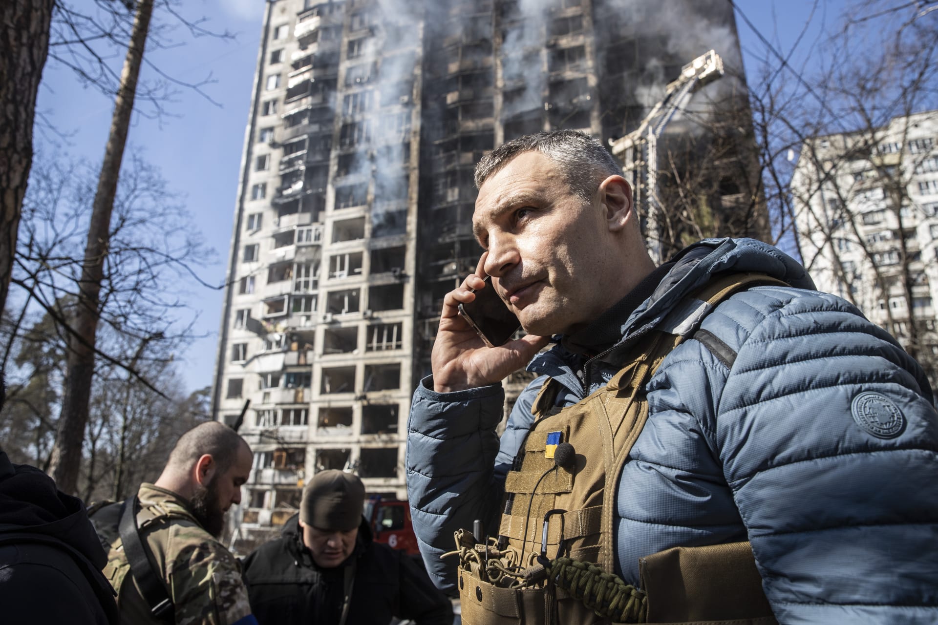 Kyjevský starosta Vitalij Kličko provádí 15. března 2022 v Kyjevě prohlídku poškozeného obytného domu, který byl zasažen ruským útokem.