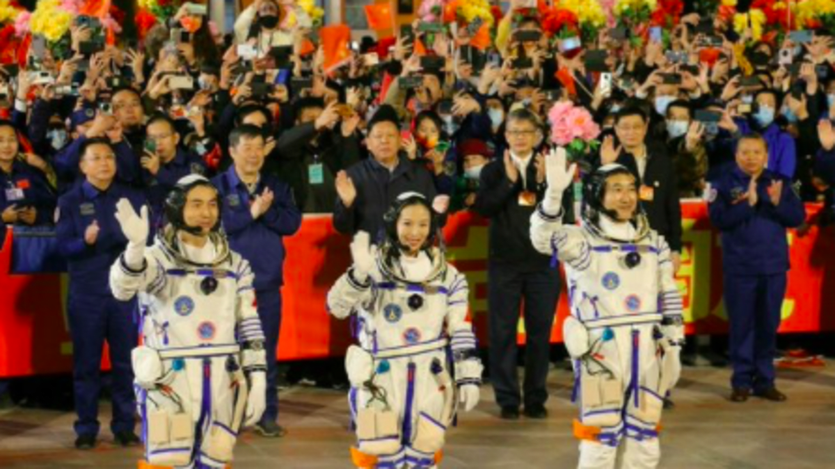 Tři čínští astronauti se po půl roce na vesmírné stanici vrátili na Zemi. 