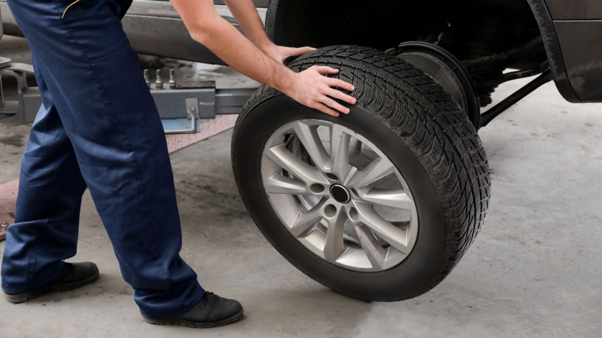 Zimní pneumatiky je dobré na léto vyměnit za letní, radí odborníci.