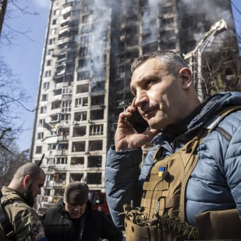 Kyjevský starosta Vitalij Kličko provádí 15. března 2022 v Kyjevě prohlídku poškozeného obytného domu, který byl zasažen ruským útokem.