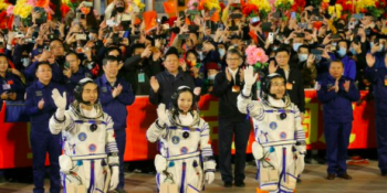 Tři čínští astronauti se vrátili na Zemi. Na vesmírné stanici strávili půl roku