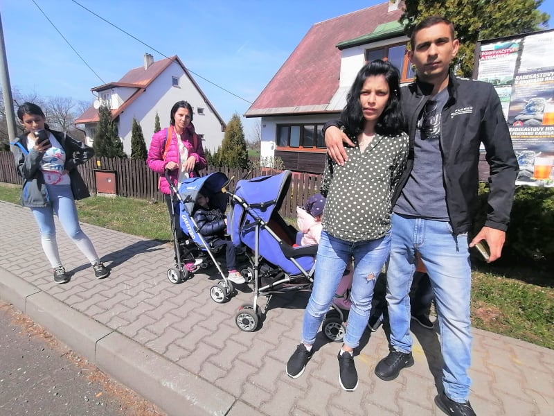 Část pětadvacetičlenné romské rodiny z Kyjeva, se kterou do ČR přijel jediný chlap, 23letý Jura Andrej. Na snímku s manželkou Esmeraldou, která je v devátém měsíci těhotenství
