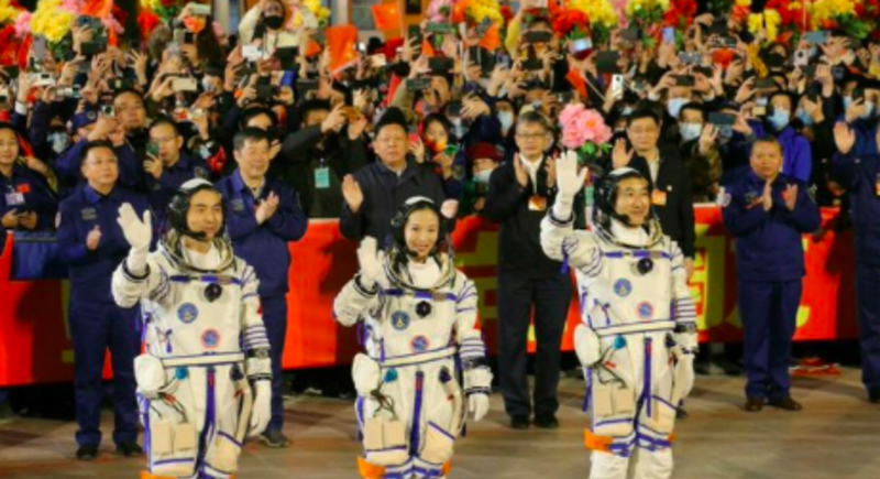 Tři čínští astronauti se po půl roce na vesmírné stanici vrátili na Zemi