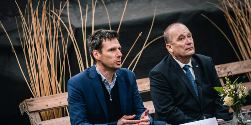 Marketingový manažer českého PlayStationu Petr Škaloud (nalevo) a primátor Hradce Králové Alexandr Hrabálek (nestraník za ODS)