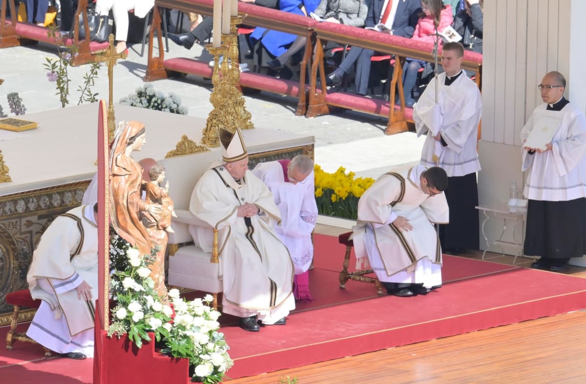 Velikonoční mše a následné poselství se letos poprvé po dvou letech odehrály přímo na Svatopetrském náměstí ve Vatikánu.