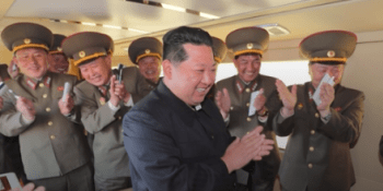 Smějící se Kim tleskal. Severní Korea otestovala nový zbraňový systém, sankcím navzdory