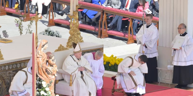 Velikonoční mše a následné poselství se letos poprvé po dvou letech odehrály přímo na Svatopetrském náměstí ve Vatikánu.