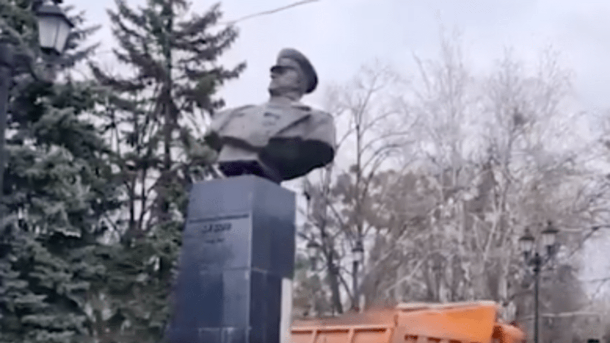 V Charkově strhli bustu sovětského hrdiny druhé světové války maršála Žukova